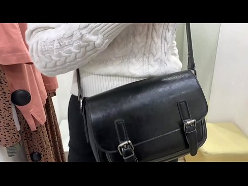 ❤️ Фитинг бөлмөсүндө жаш канчык FeralBerryди дилдо менен коомдук мастурбациялоо ❌ Силиктөө видео боюнча бизде
